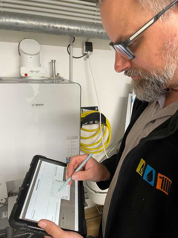 Monteur Nutzt Label Mobile AWB Airtec: Die Geschäftsführer Benedikt Scholle und Jens Reiners