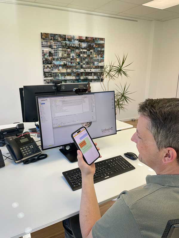 Label Software KI Assistent im Buero web