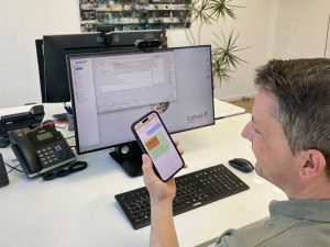 Label Software KI Assistent im Buero Fachartikel Teaser