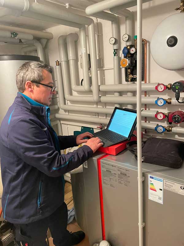 Monteur Anton unterwegs mit Label Mobile web